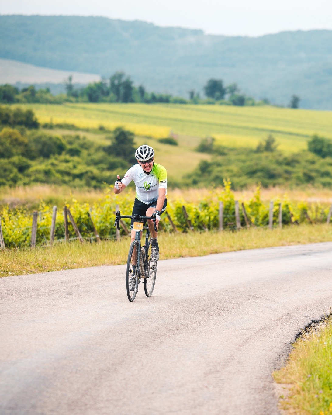 🚵‍♀ Route | Malgré une météo capricieuse en 2025, les sourires à l’arrivée ont révélé une belle découverte et un retour aux sources en empruntant les chemins de traverse. 

Ainsi, le pourcentage de Chemins Blancs doublera en 2026. Pas moins de 35 kilomètres de graviers fins prévus sur le grand parcours, le tout réparti en 15 secteurs dont 8 certifiés par le passage du Tour de France ces dernières années (hommes ou femmes). Une épreuve pas comme les autres qui fera de tous les finishers des champion(ne)s. 👊

𝐈𝐧𝐟𝐨𝐫𝐦𝐚𝐭𝐢𝐨𝐧𝐬 & 𝐢𝐧𝐬𝐜𝐫𝐢𝐩𝐭𝐢𝐨𝐧𝐬 ⤵️
✍️ https://cyclo-barsuraubecheminsblancs.com

#BARSURAUBECHEMINSBLANCS #gravel #route #barsuraube #cheminsblancs #cyclo #Cyclosportive #granfondo #pierreRolland #attaquedepierrerolland #aube #champagne #barsuraube #cotedesbar #aube #grandest #ekoi
