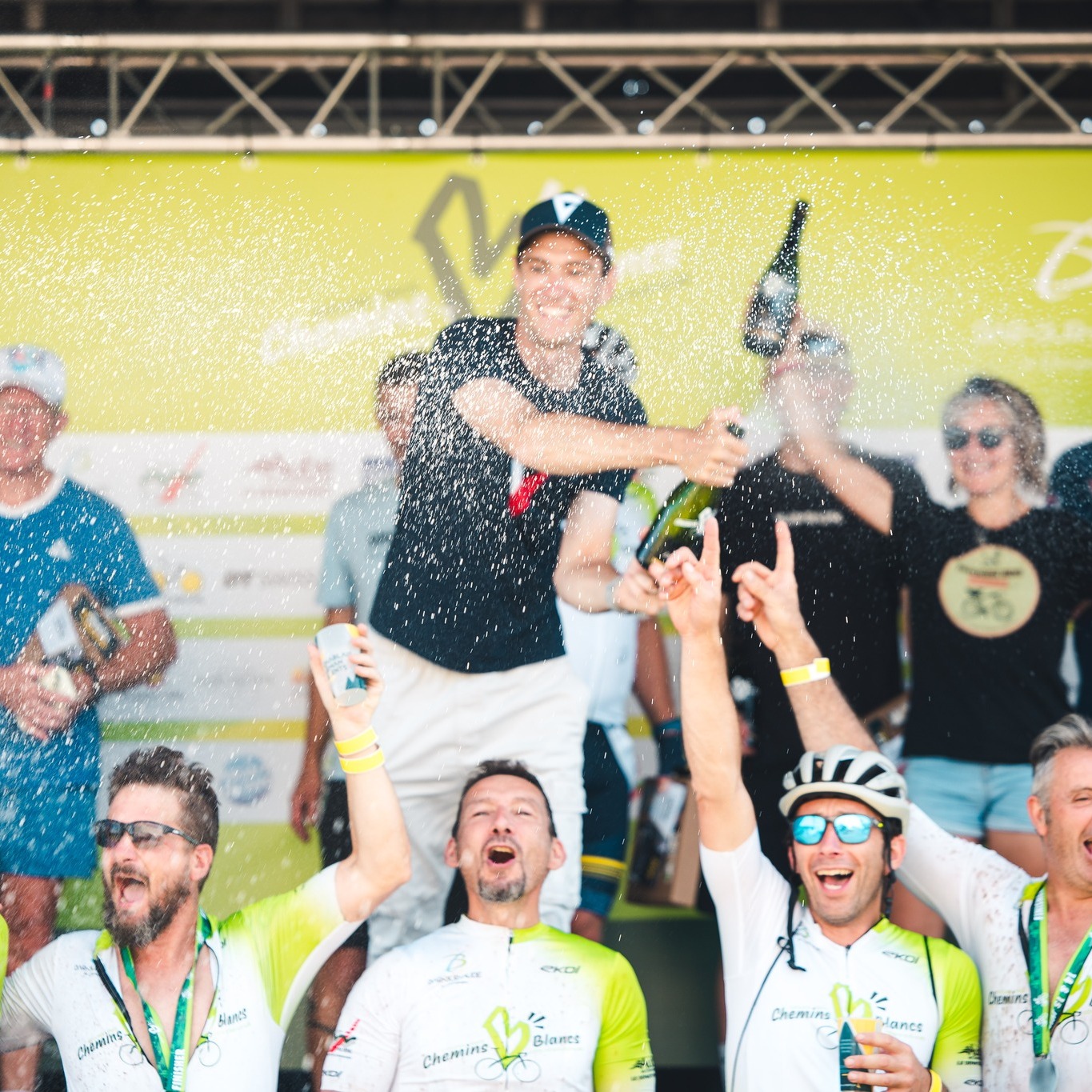 🍾✨ 2️⃣0️⃣2️⃣....6️⃣

L'ouverture du ̶b̶a̶l̶  bar se rapproche...
N'est ce pas @pierre_rolland_cyclisme ? 😅

𝐈𝐧𝐟𝐨𝐫𝐦𝐚𝐭𝐢𝐨𝐧𝐬 & 𝐢𝐧𝐬𝐜𝐫𝐢𝐩𝐭𝐢𝐨𝐧𝐬 ⤵️
✍️ https://cyclo-barsuraubecheminsblancs.com

📸 @alanis_pic_ 

#BARSURAUBECHEMINSBLANCS #gravel #route #barsuraube #cheminsblancs #cyclo #Cyclosportive #granfondo #pierreRolland #attaquedepierrerolland #aube #champagne #barsuraube #cotedesbar #aube #grandest #ekoi