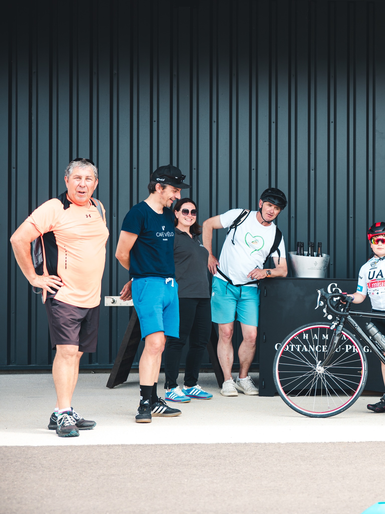 🍇 S’initier aux Chemins Blancs, c’est bien mais… Impossible de repartir de la région Champagne sans un arrêt dans une cave ! 

La balade du samedi d’une dizaine de kilomètres proposera un arrêt à mi-parcours au Domaine Cottanceau Prignitz où l’ensemble du process de fabrication sera expliqué et présenté devant vous. 🏭

Une dégustation (avec et sans alcool) mettra en évidence toutes les nuances du savoir-faire local. 🍾
En marge, un petit parcours d’agilité vélo sera proposé. 🤹‍♂

Un après-midi d’exception à partager en groupe ou en famille. Un cadeau de bienvenue, une médaille et une plaque de cadre personnalisée seront remis à chacun.

Enfants acceptés sur un vélo dès 5 ans. 
Moins de 5 ans en charrette / remorque : participation gratuite.

𝐈𝐧𝐟𝐨𝐫𝐦𝐚𝐭𝐢𝐨𝐧𝐬 & 𝐢𝐧𝐬𝐜𝐫𝐢𝐩𝐭𝐢𝐨𝐧𝐬 ⤵️
✍️ https://cyclo-barsuraubecheminsblancs.com

📸 @alanis_pic_ 

#BARSURAUBECHEMINSBLANCS #gravel #route #barsuraube #cheminsblancs #cyclo #Cyclosportive #granfondo #pierreRolland #attaquedepierrerolland #aube #champagne #barsuraube #cotedesbar #aube #grandest #ekoi
