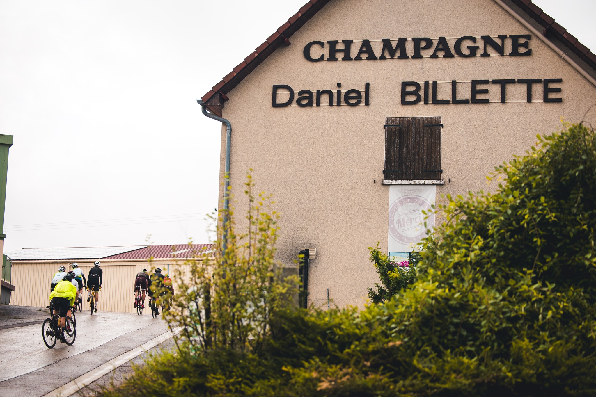 😋🍇 Tout droit au ravito'... Le plus dur, c'est de repartir 😅

Merci Champagne Billette 💪

𝐈𝐧𝐟𝐨𝐫𝐦𝐚𝐭𝐢𝐨𝐧𝐬 & 𝐢𝐧𝐬𝐜𝐫𝐢𝐩𝐭𝐢𝐨𝐧𝐬 ⤵️
✍️ https://cyclo-barsuraubecheminsblancs.com

📸 @alanis_pic_ 

#BARSURAUBECHEMINSBLANCS #gravel #route #barsuraube #cheminsblancs #cyclo #Cyclosportive #granfondo #pierreRolland #attaquedepierrerolland #aube #champagne #barsuraube #cotedesbar #aube #grandest #eko